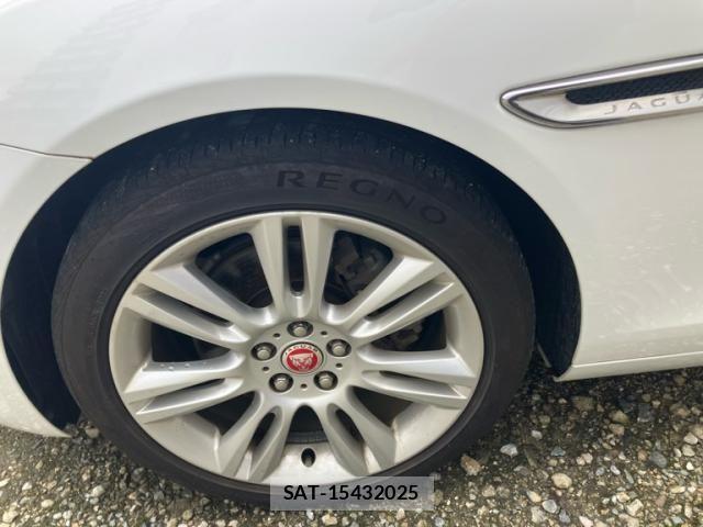 Jaguar XE 2017-10 8074125-11