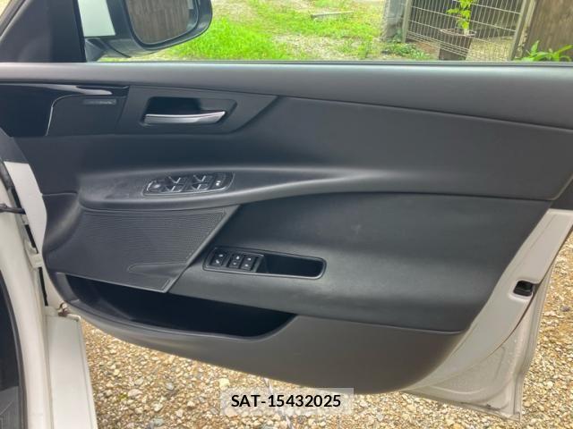 Jaguar XE 2017-10 8074125-12