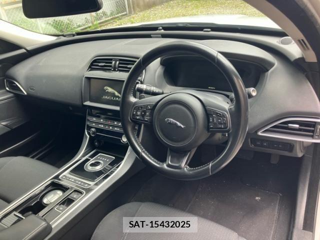 Jaguar XE 2017-10 8074125-13