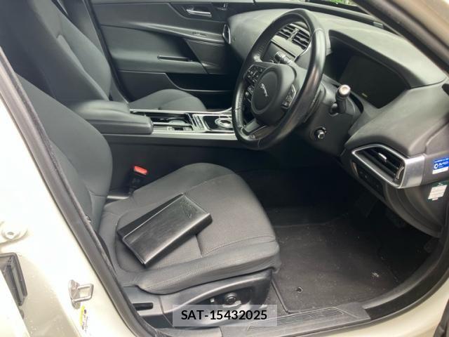 Jaguar XE 2017-10 8074125-14