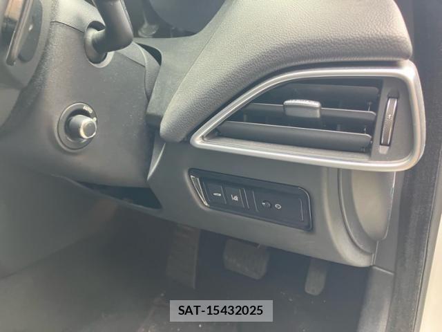 Jaguar XE 2017-10 8074125-16