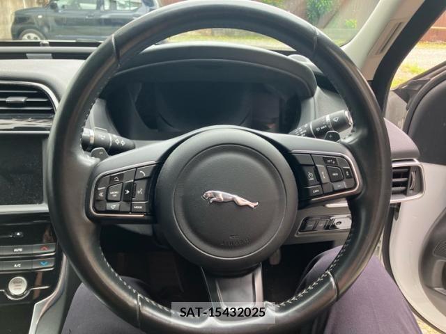 Jaguar XE 2017-10 8074125-17