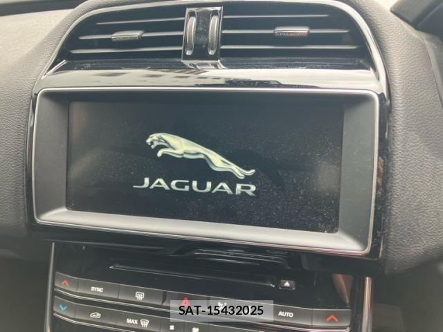 Jaguar XE 2017-10 8074125-18