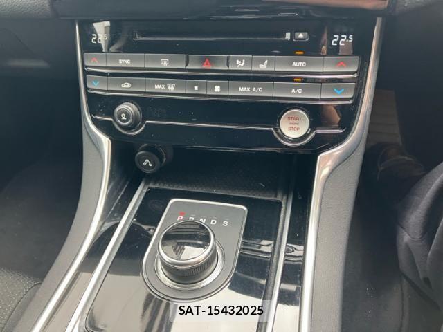 Jaguar XE 2017-10 8074125-19