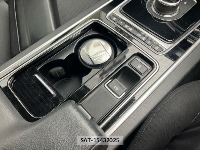 Jaguar XE 2017-10 8074125-20