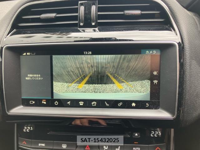 Jaguar XE 2017-10 8074125-23