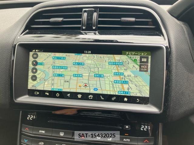Jaguar XE 2017-10 8074125-24