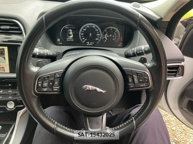 Jaguar XE 2017-10 8074125-27