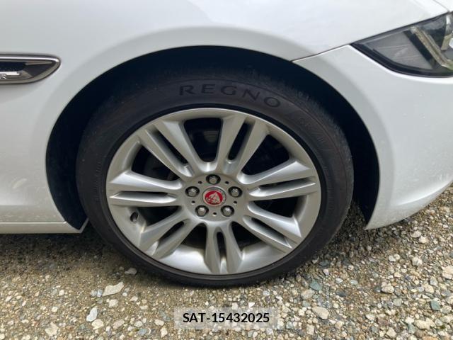 Jaguar XE 2017-10 8074125-5