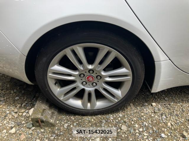 Jaguar XE 2017-10 8074125-6