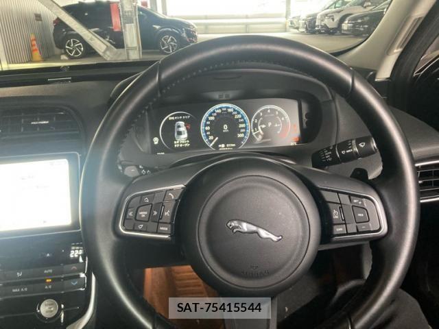Jaguar XE 2017-08 8074127-10