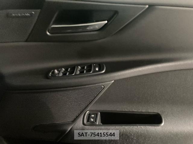 Jaguar XE 2017-08 8074127-11