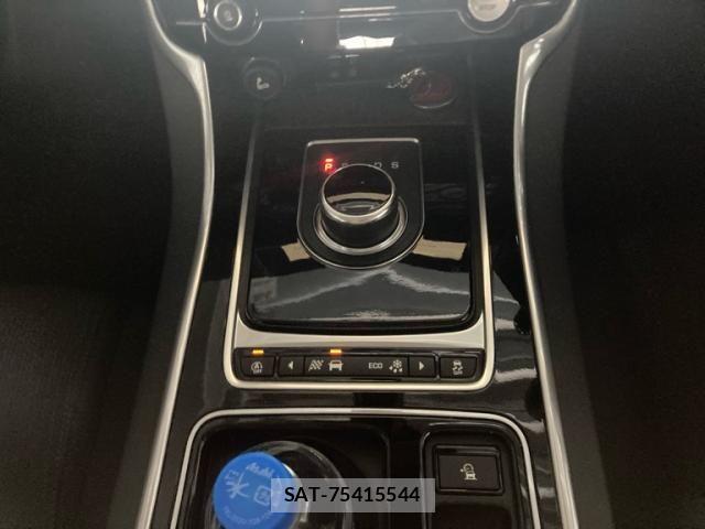 Jaguar XE 2017-08 8074127-15