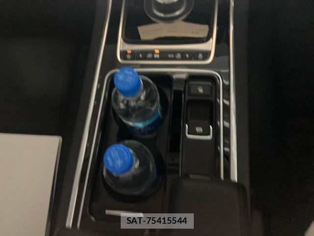 Jaguar XE 2017-08 8074127-16
