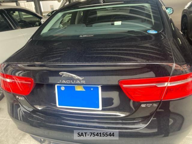 Jaguar XE 2017-08 8074127-4