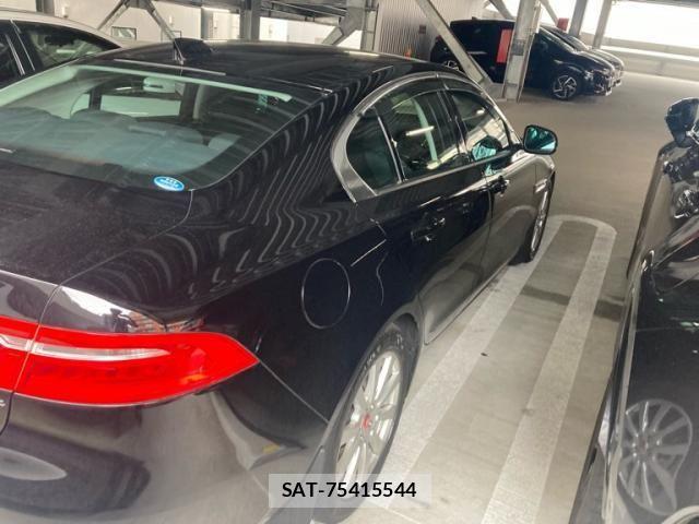 Jaguar XE 2017-08 8074127-5