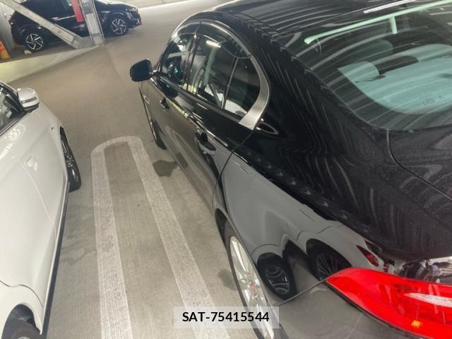 Jaguar XE 2017-08 8074127-6