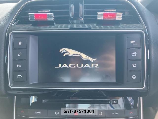 Jaguar XE 2016-05 8130649-10