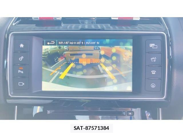 Jaguar XE 2016-05 8130649-12