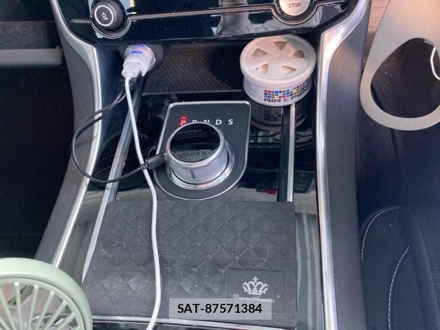 Jaguar XE 2016-05 8130649-14