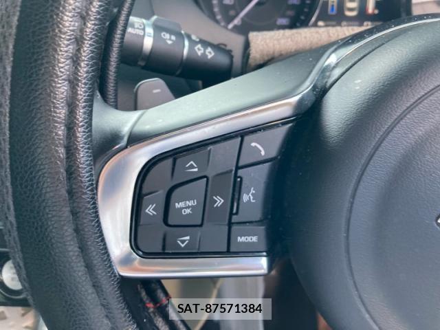 Jaguar XE 2016-05 8130649-15