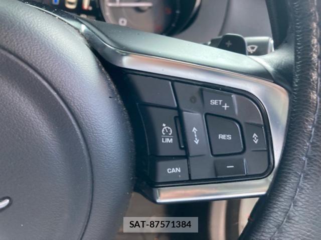 Jaguar XE 2016-05 8130649-16