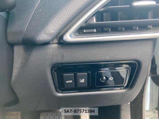 Jaguar XE 2016-05 8130649-17