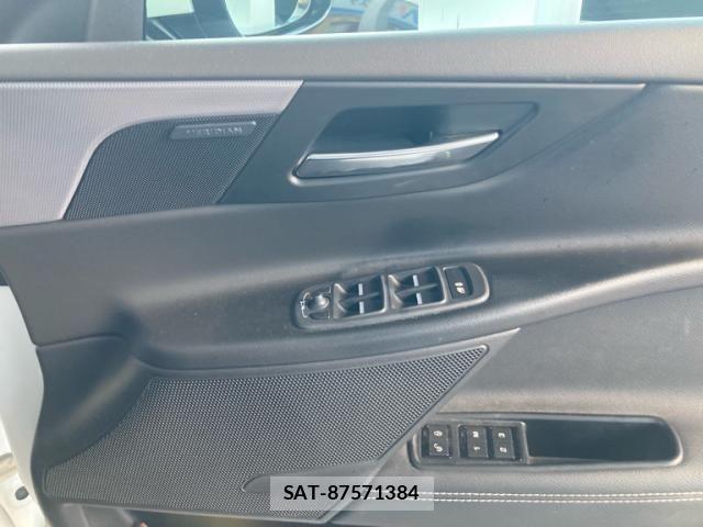 Jaguar XE 2016-05 8130649-18