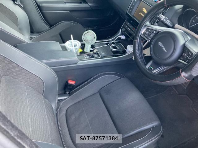 Jaguar XE 2016-05 8130649-20