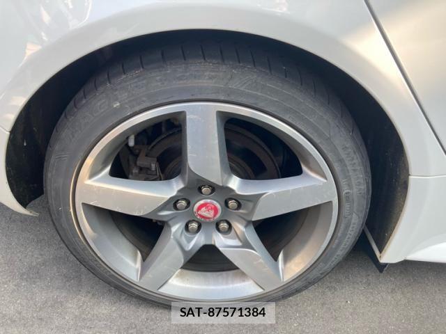 Jaguar XE 2016-05 8130649-7