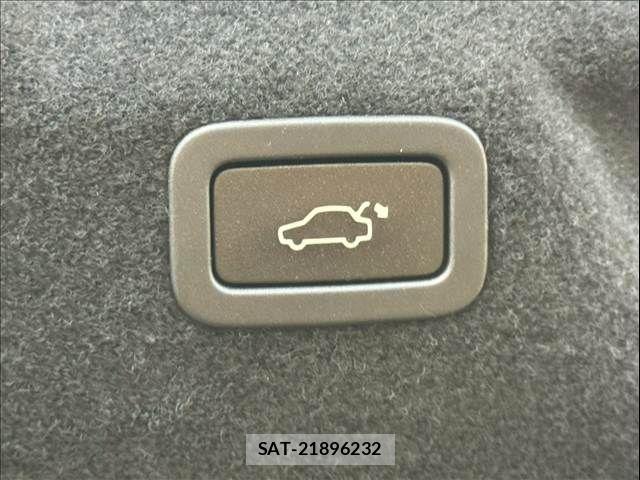 Jaguar XE 2017-03 8145936-9