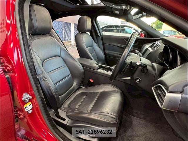 Jaguar XE 2017-03 8145936-10
