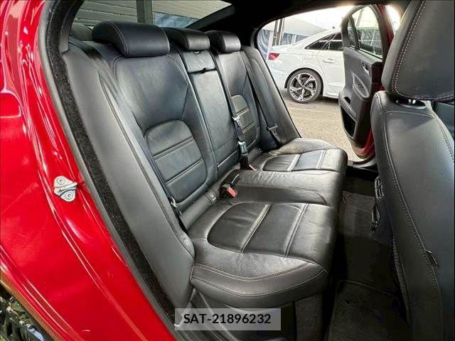 Jaguar XE 2017-03 8145936-11
