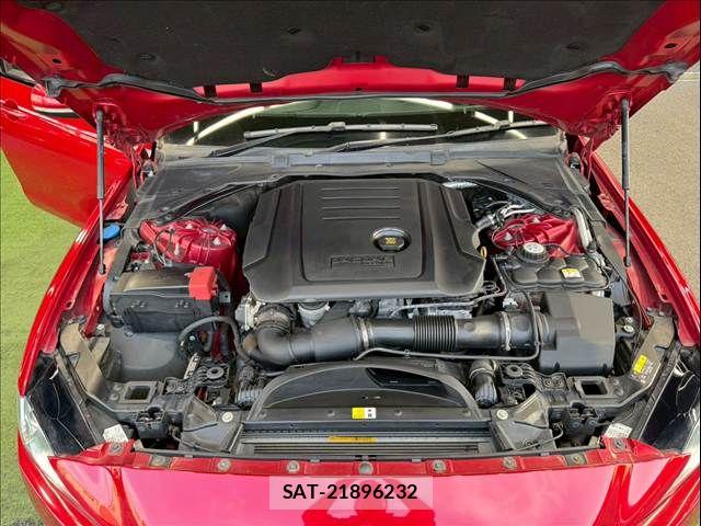 Jaguar XE 2017-03 8145936-12