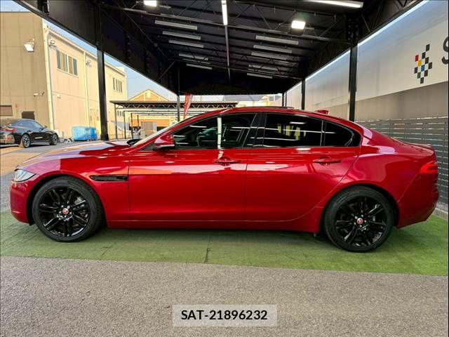 Jaguar XE 2017-03 8145936-16
