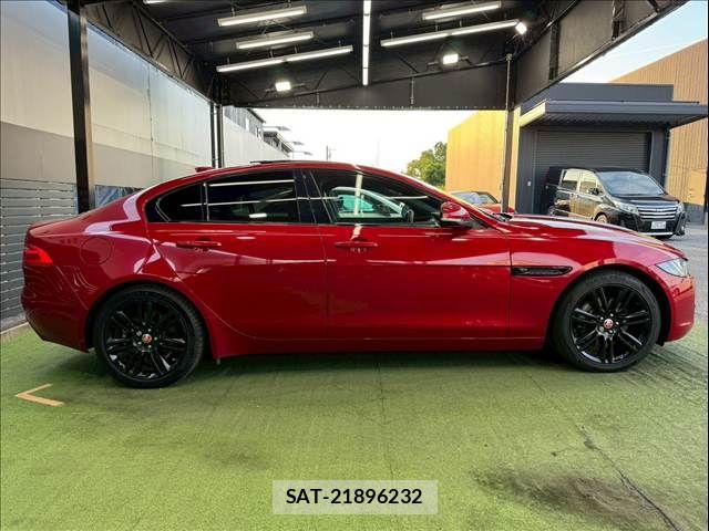 Jaguar XE 2017-03 8145936-17