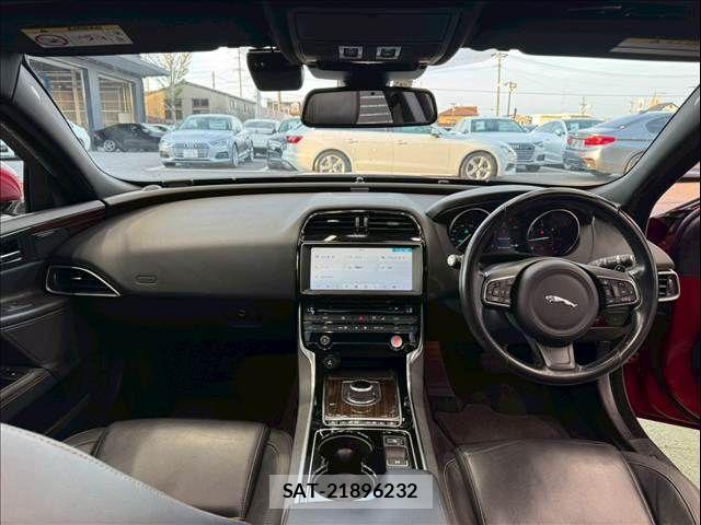 Jaguar XE 2017-03 8145936-1