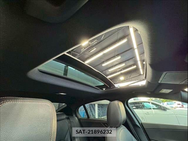 Jaguar XE 2017-03 8145936-4