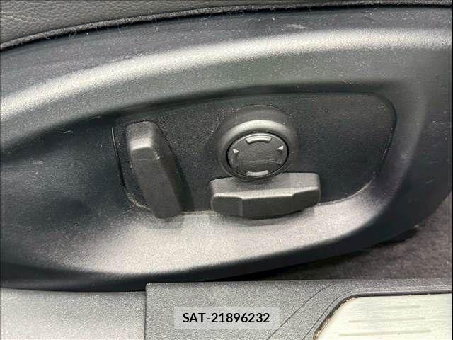 Jaguar XE 2017-03 8145936-8