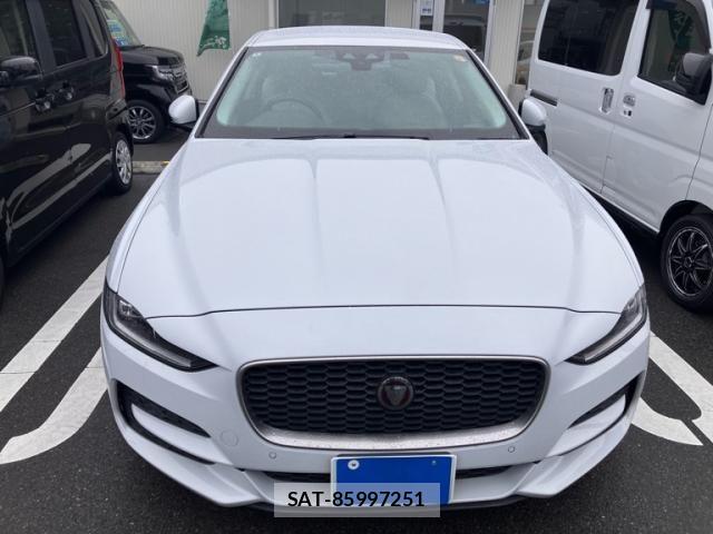 Jaguar XE 2020-10 8207984-0