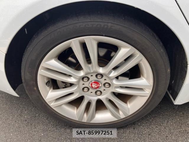 Jaguar XE 2020-10 8207984-9