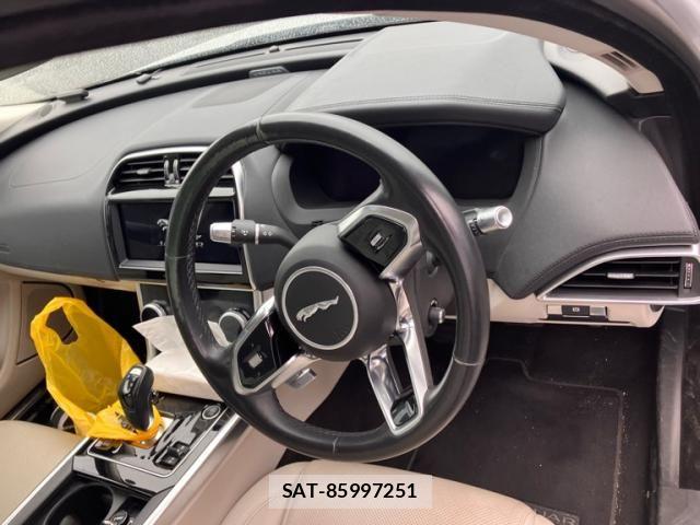 Jaguar XE 2020-10 8207984-11