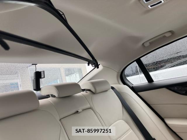 Jaguar XE 2020-10 8207984-14