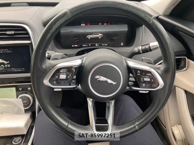 Jaguar XE 2020-10 8207984-16