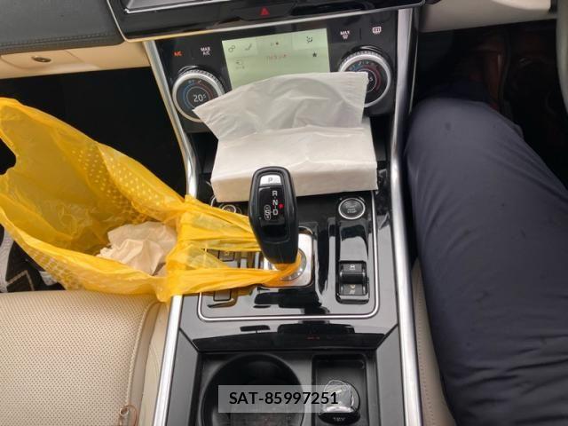 Jaguar XE 2020-10 8207984-22