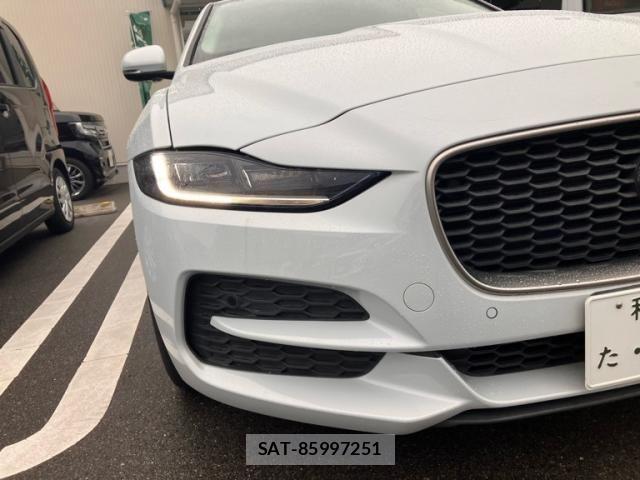 Jaguar XE 2020-10 8207984-29