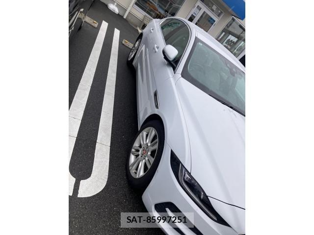 Jaguar XE 2020-10 8207984-3