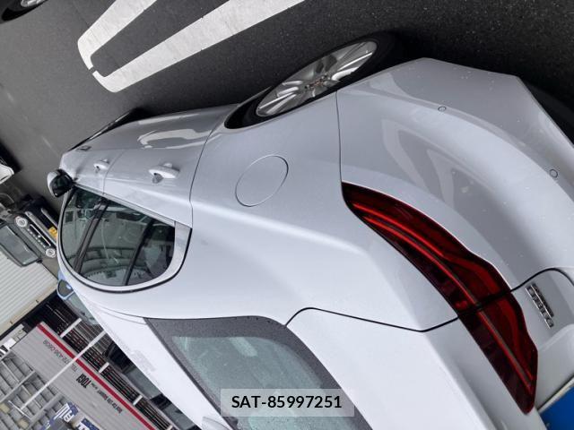Jaguar XE 2020-10 8207984-4