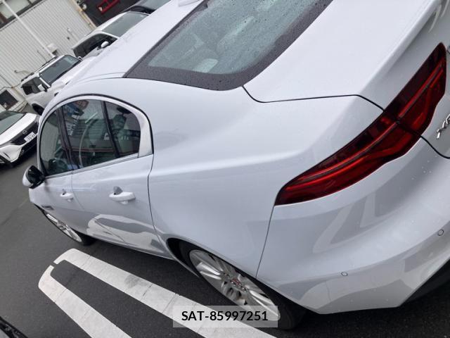 Jaguar XE 2020-10 8207984-5