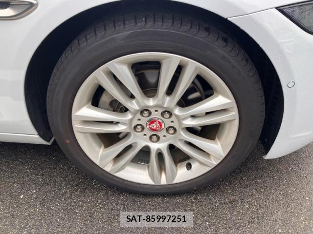 Jaguar XE 2020-10 8207984-8